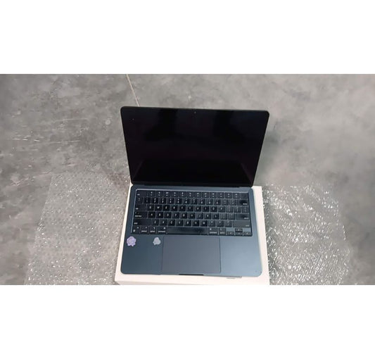 Apple MacBook Air 13.6" (2022, M2 Chip) | 8GB RAM | 256GB SSD – Pre-Owned Used Grade A (Model A2681)